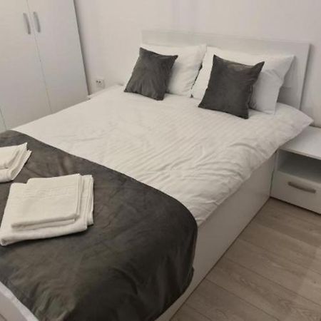 Lux Apartament Bacău Buitenkant foto
